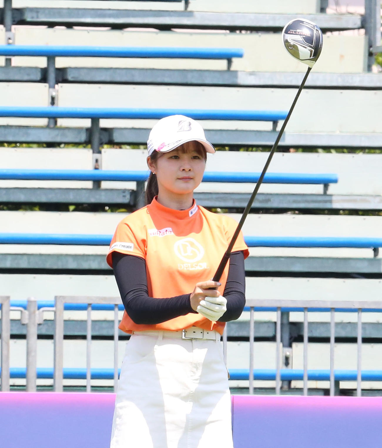 プロアマ戦　1番、川崎春花はティーショットの方向を確認する（撮影・冨田成美）