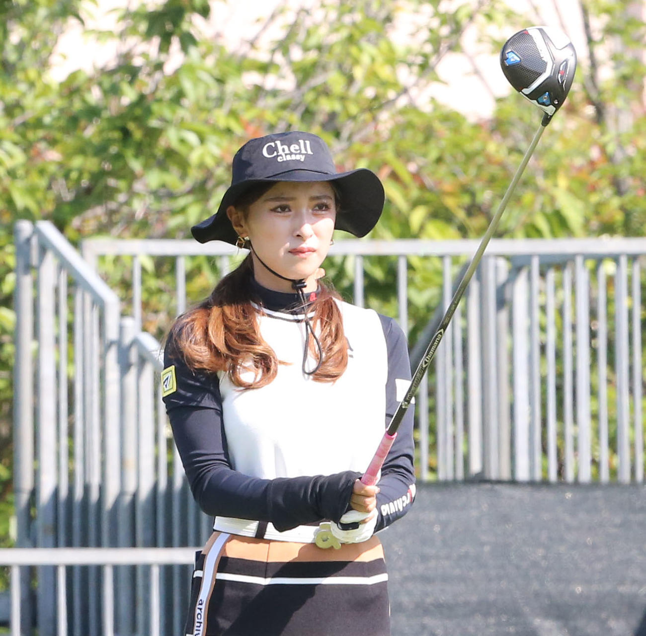 プロアマ戦　1番、臼井麗香はティーショットの方向を確認する（撮影・冨田成美）