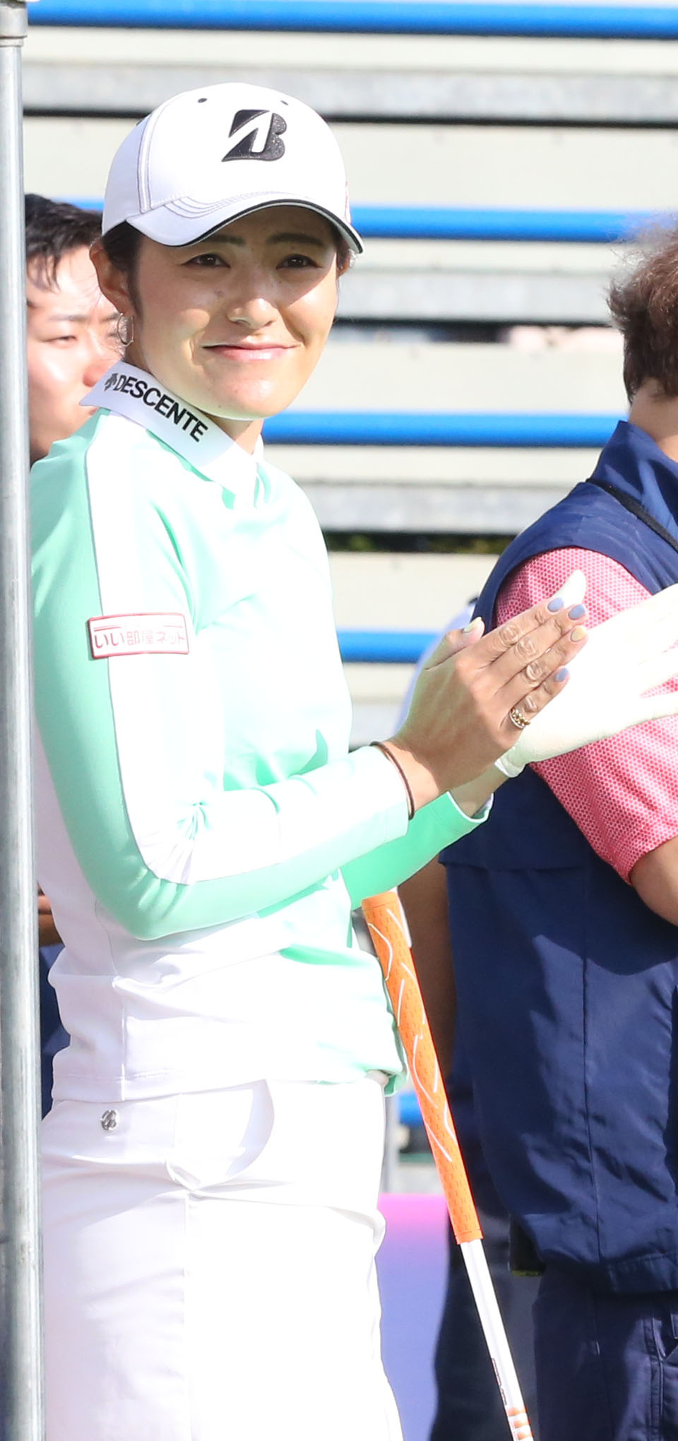 1番、渡辺彩香は同伴者に拍手を送る（撮影・冨田成美）