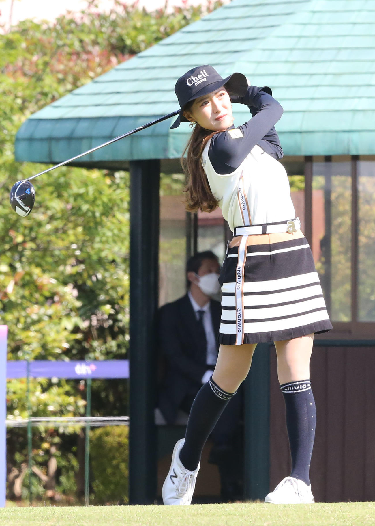プロアマ戦　1番、臼井麗香はティーショットを放つ（撮影・冨田成美）