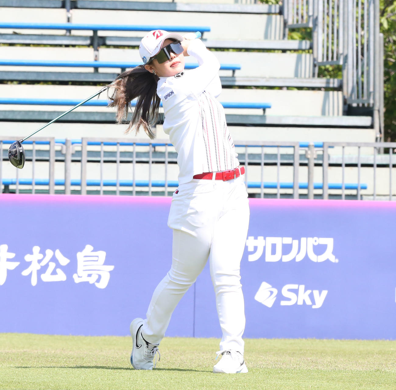 1番、吉田優利はティーショットを放つ（撮影・冨田成美）