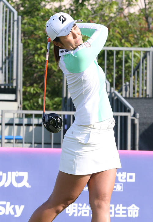 1番、渡辺彩香はティーショットを放つ（撮影・冨田成美）