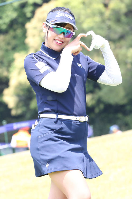 プロアマ戦　1番、菅沼菜々は移動中にハートマークを作る（撮影・冨田成美）