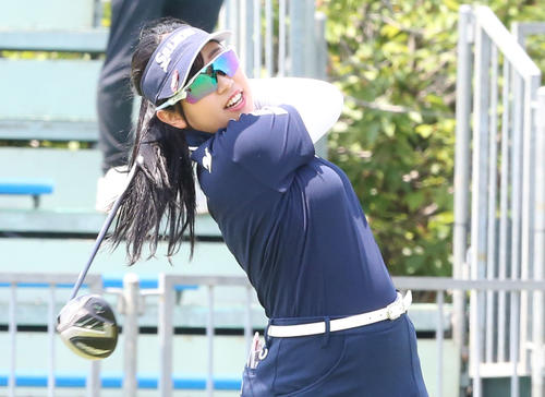 プロアマ戦　1番、菅沼菜々はティーショットを放つ（撮影・冨田成美）