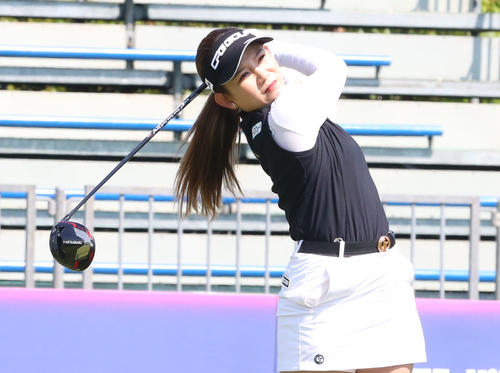 プロアマ戦　1番、吉本ひかるはティーショットを放つ（撮影・冨田成美）