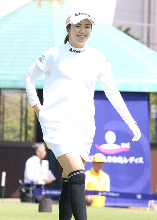 プロアマ戦　1番、堀琴音はティーショットを放つ（撮影・冨田成美）