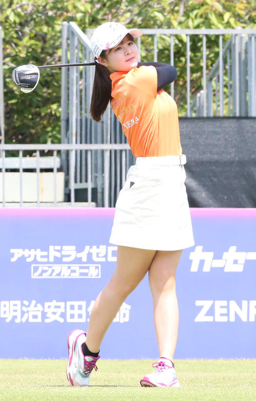プロアマ戦　1番、川崎春花はティーショットを放つ（撮影・冨田成美）