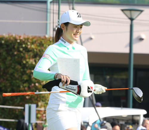 1番、ティーショットを放ち移動する渡辺彩香（撮影・冨田成美）