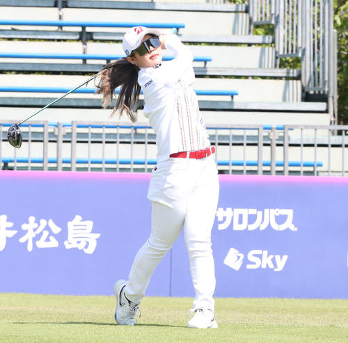 1番、吉田優利はティーショットを放つ（撮影・冨田成美）