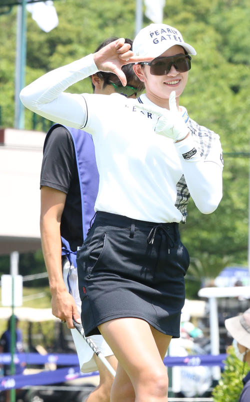 1番、原英莉花はティーショットを放ち、カメラを「撮影」する（撮影・冨田成美）