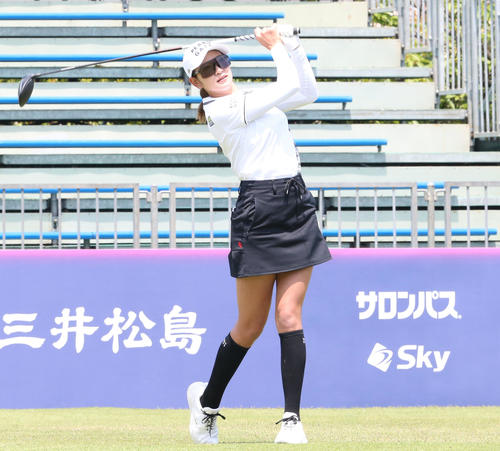 1番、原英莉花はティーショットを放つ（撮影・冨田成美）