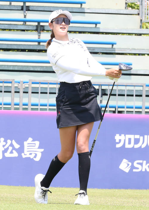 1番、原英莉花はティーショットを放つ（撮影・冨田成美）
