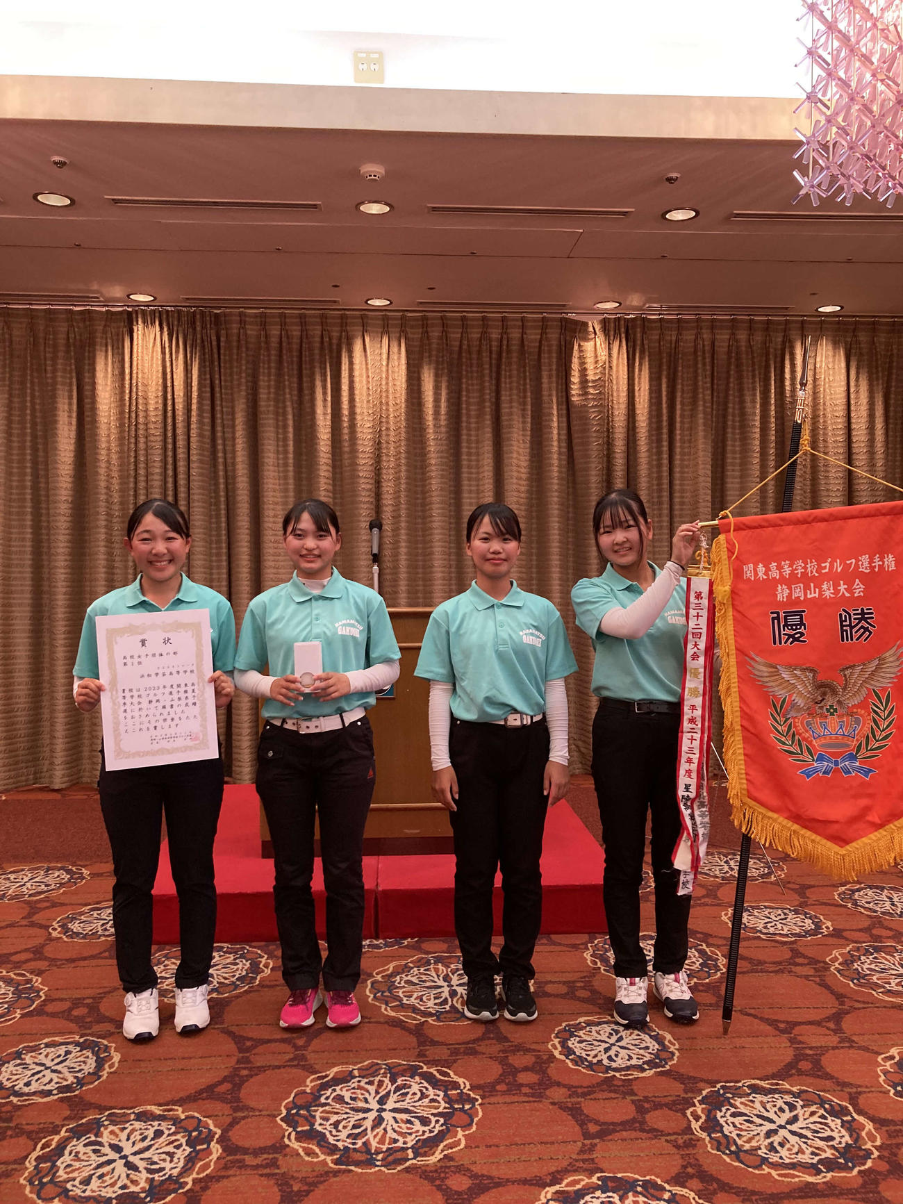 団体女子優勝の浜松学芸（左から）永田愛梨、大橋莉生、平野瑚羽、木場千尋