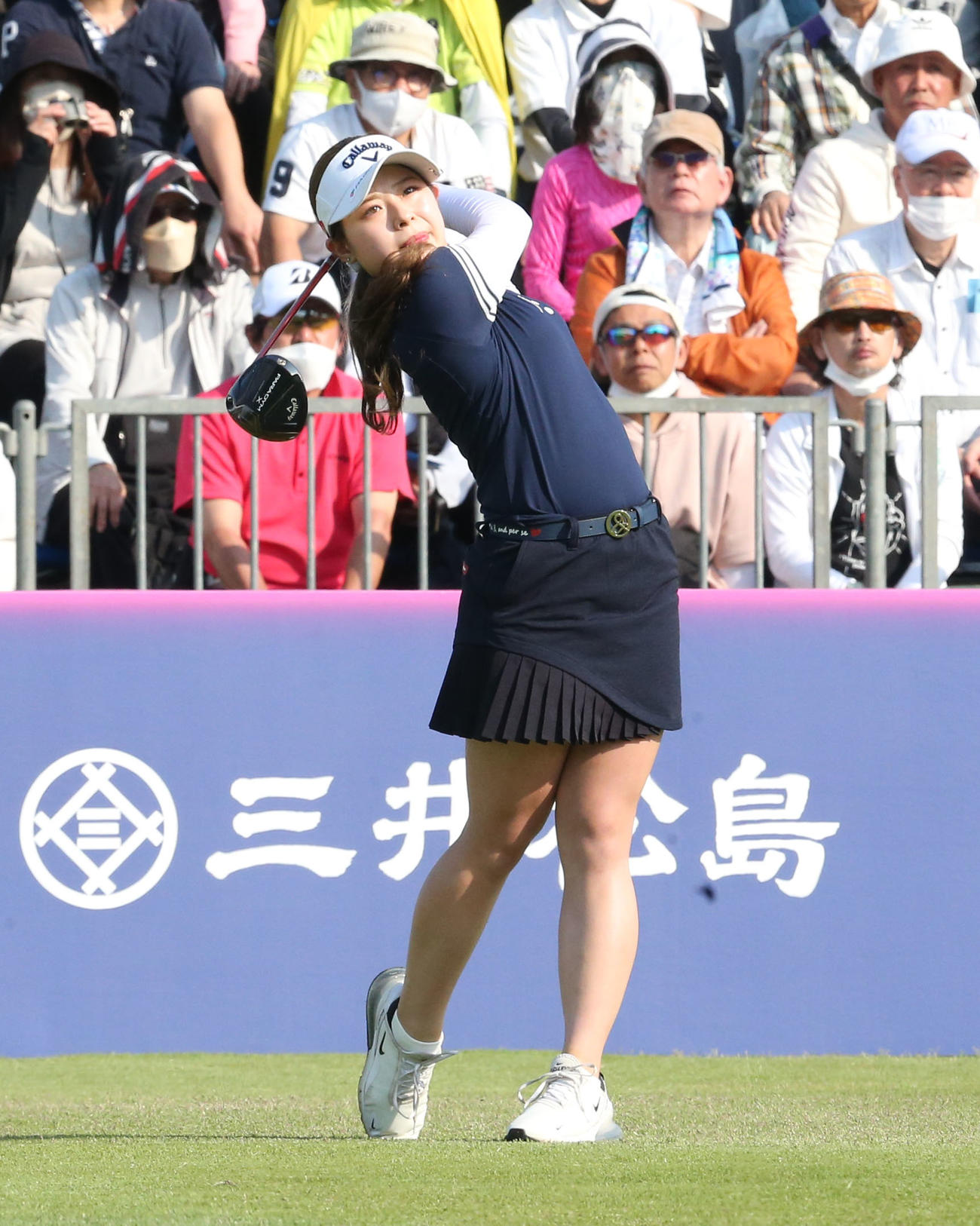 初日　1番、吉田鈴はティーショットを放つ（撮影・冨田成美）