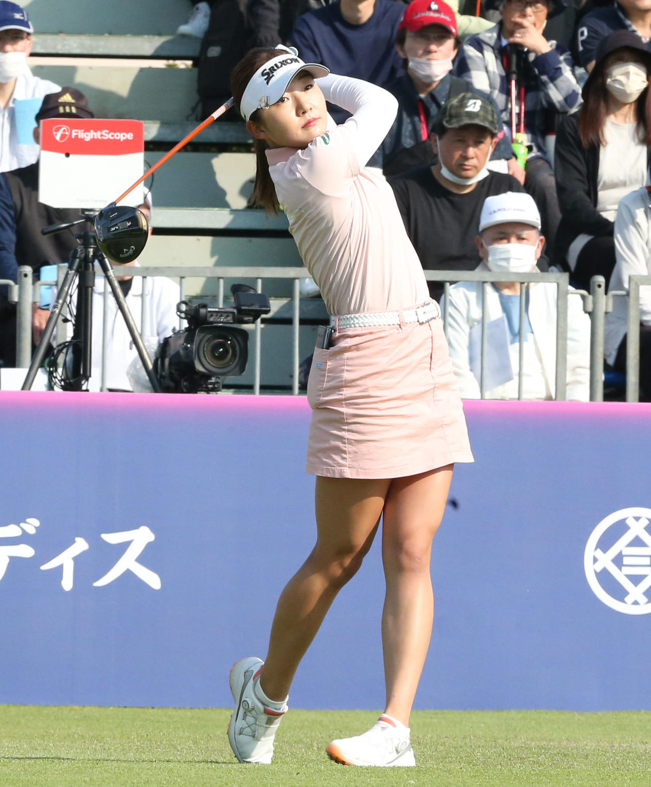 初日　1番、岸部はティーショットを放つ（撮影・冨田成美）