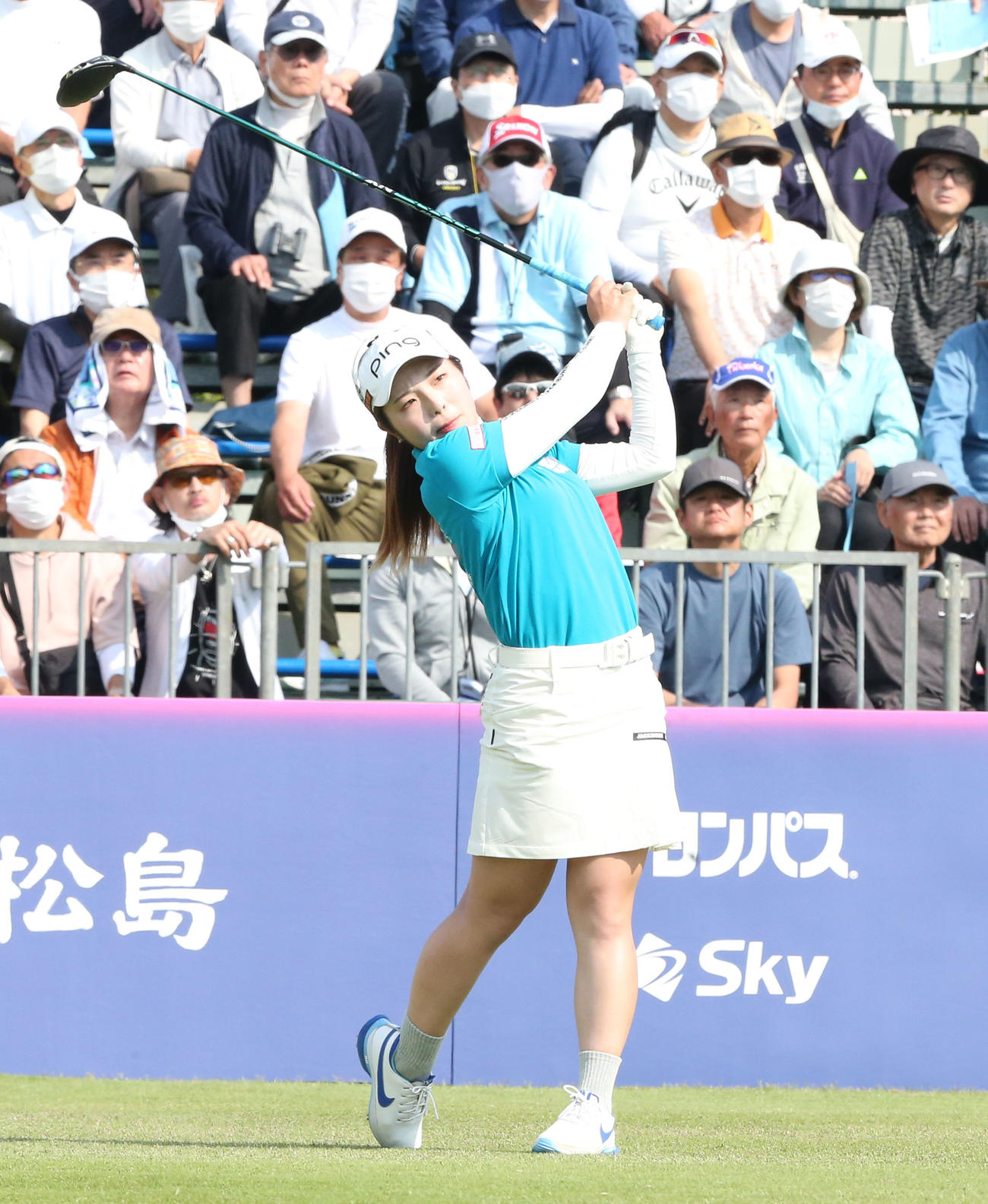 初日　1番、佐久間はティーショットを放つ（撮影・冨田成美）