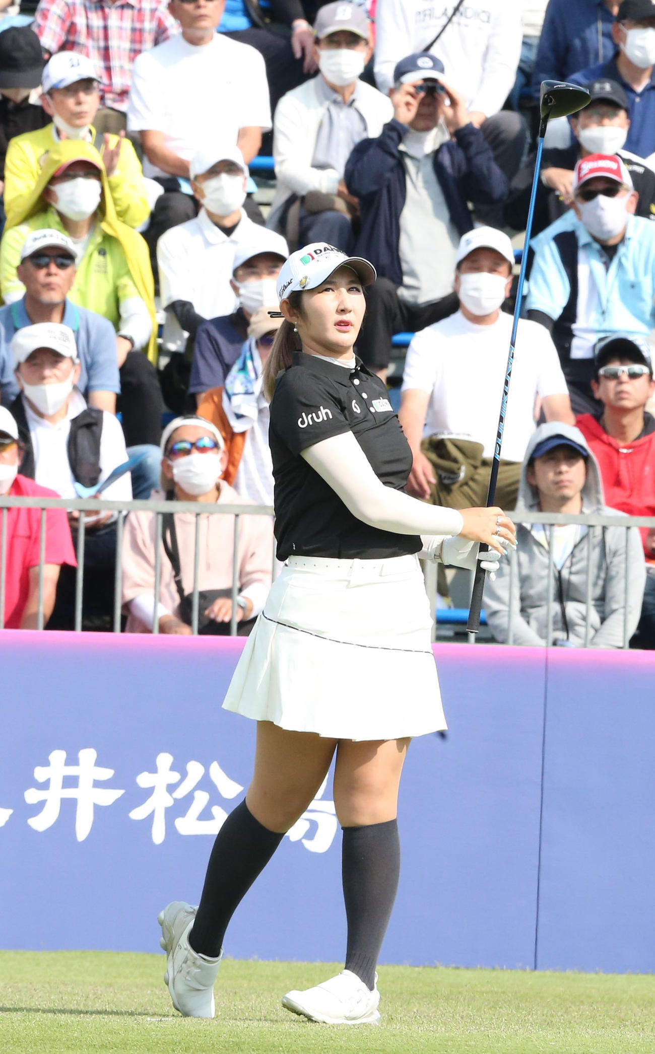 初日　1番、　ペ・ソンウはティーショットを放つ（撮影・冨田成美）