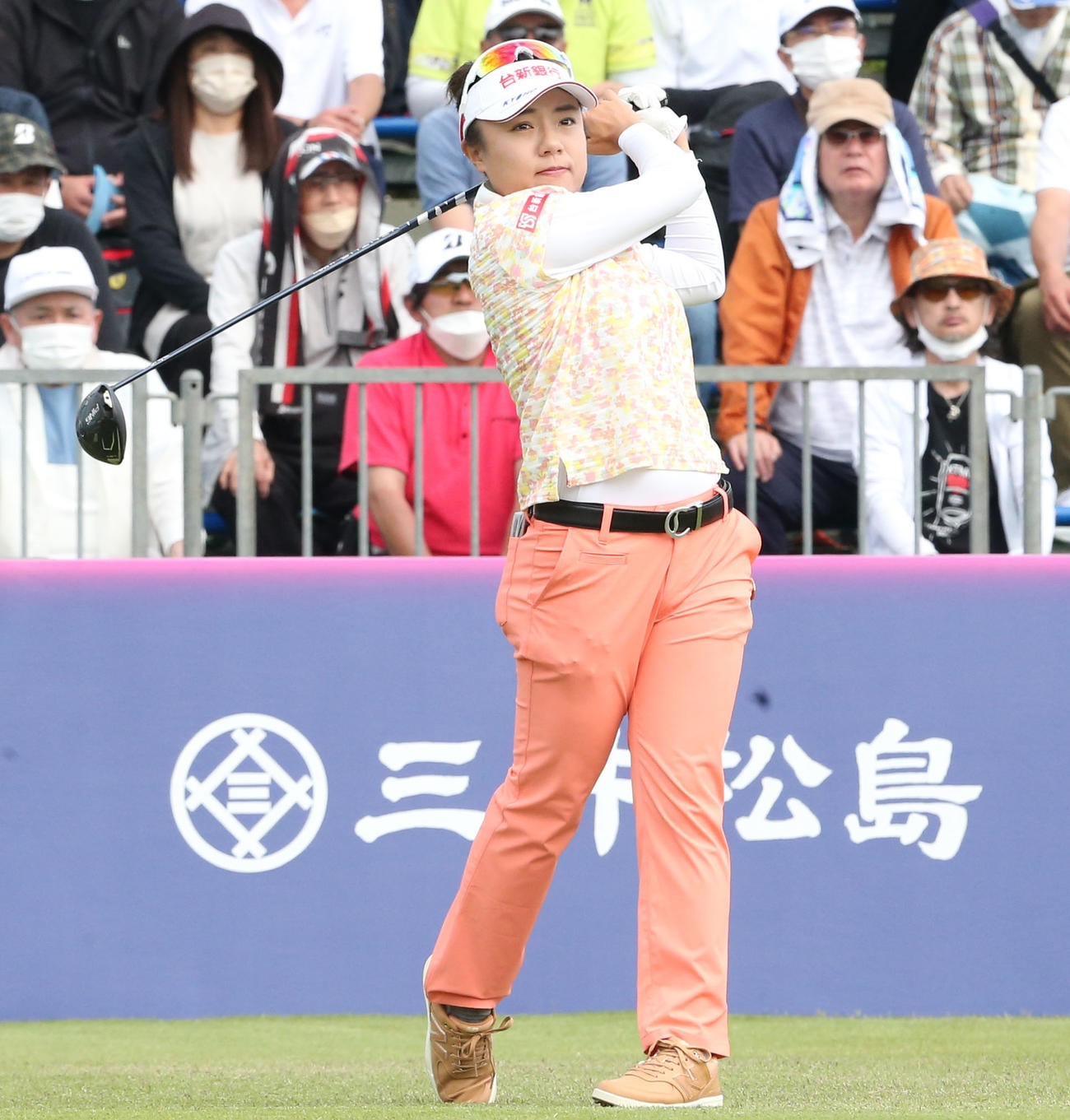 初日　1番、サイ・ペイインはティーショットを放つ（撮影・冨田成美）