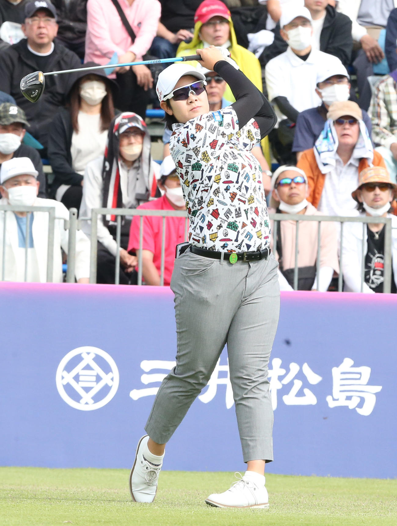 初日　1番、川岸はティーショットを放つ（撮影・冨田成美）