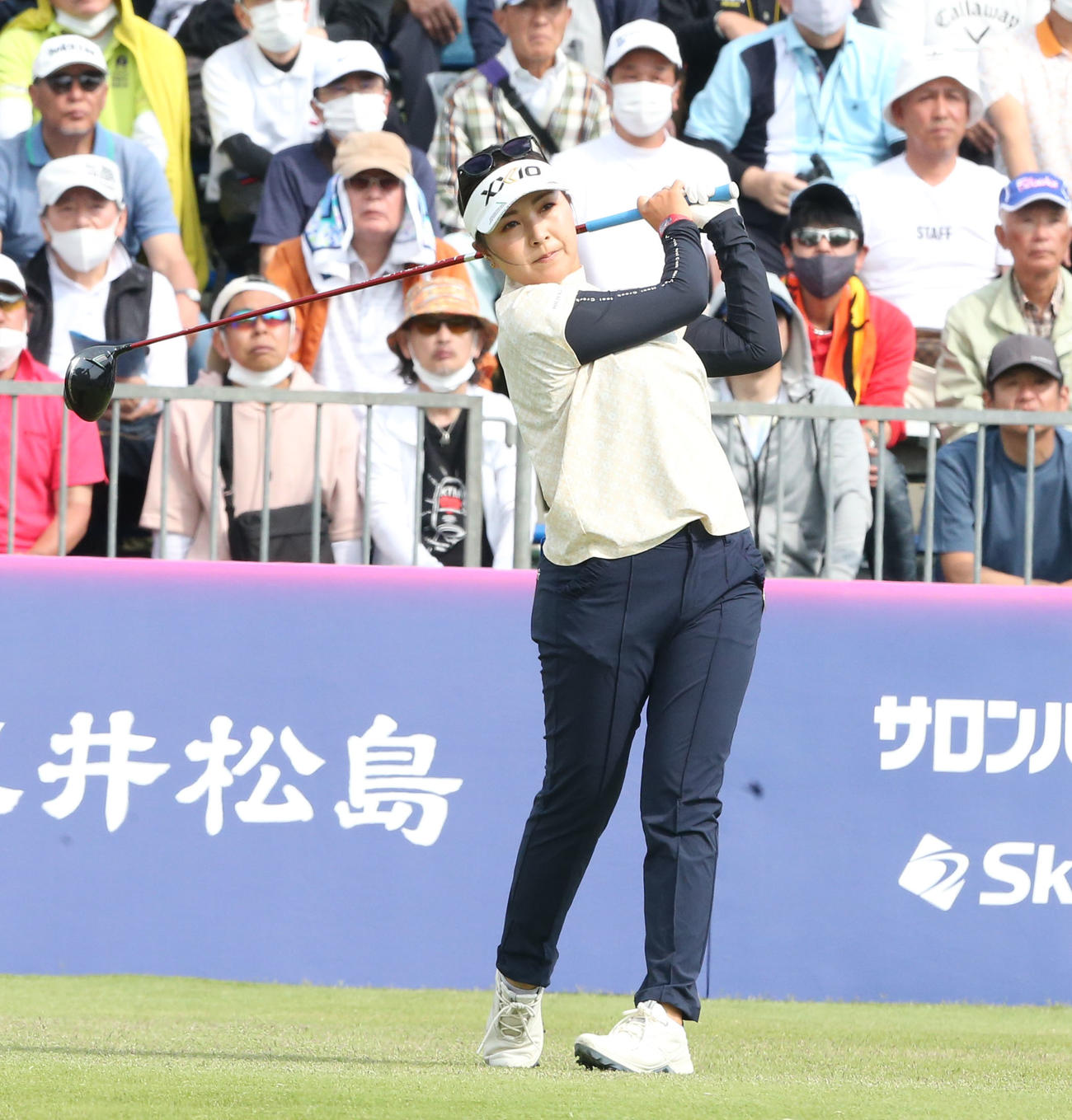 初日　1番、青木はティーショットを放つ（撮影・冨田成美）