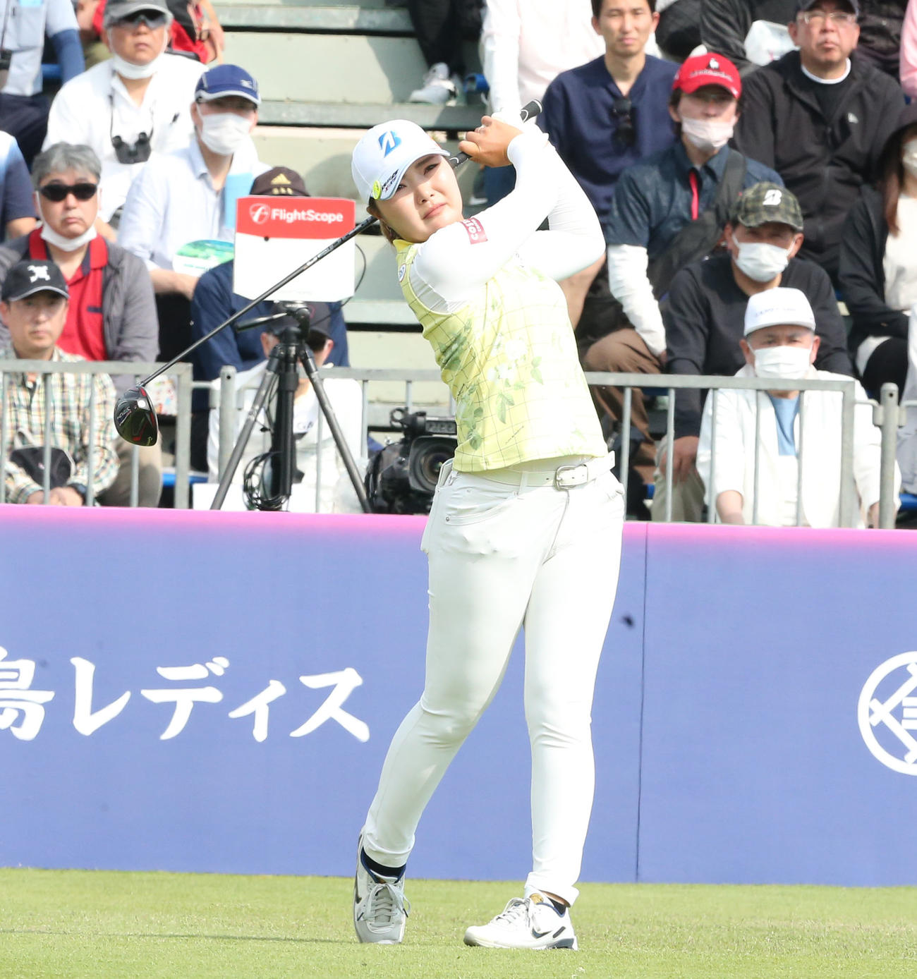初日　1番、高橋はティーショットを放つ（撮影・冨田成美）