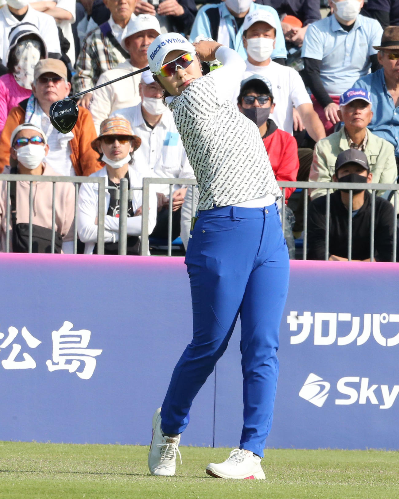初日　1番、藤田はティーショットを放つ（撮影・冨田成美）