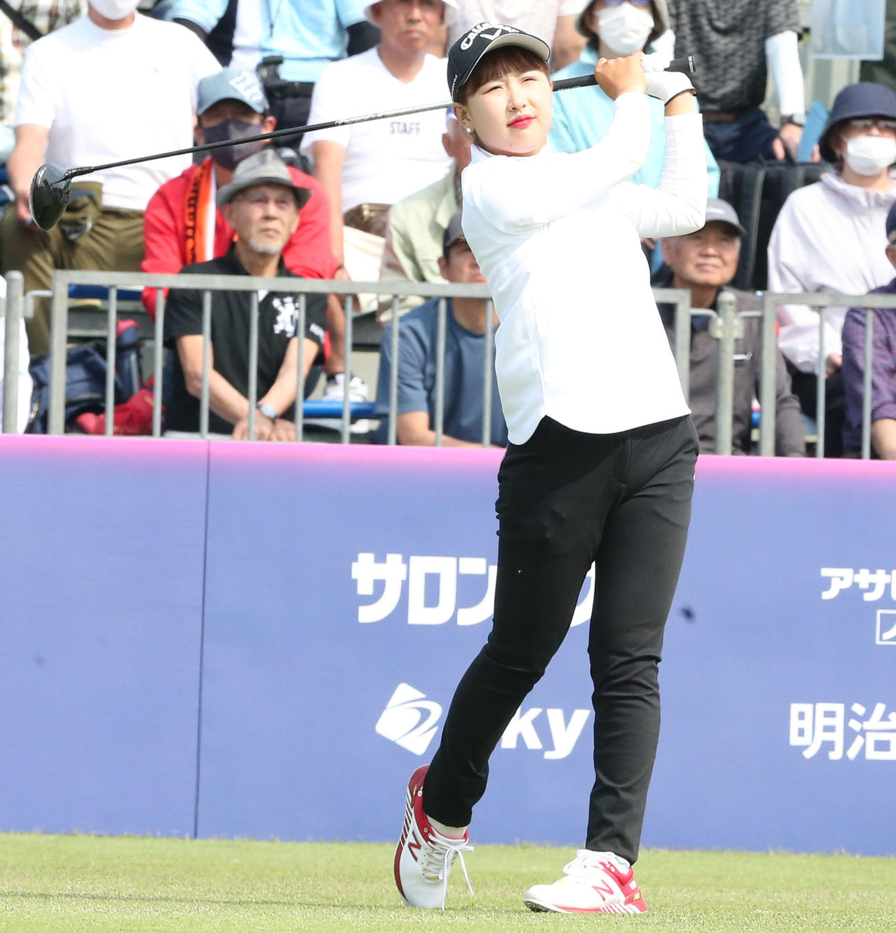 初日　1番、リ・ハナはティーショットを放つ（撮影・冨田成美）