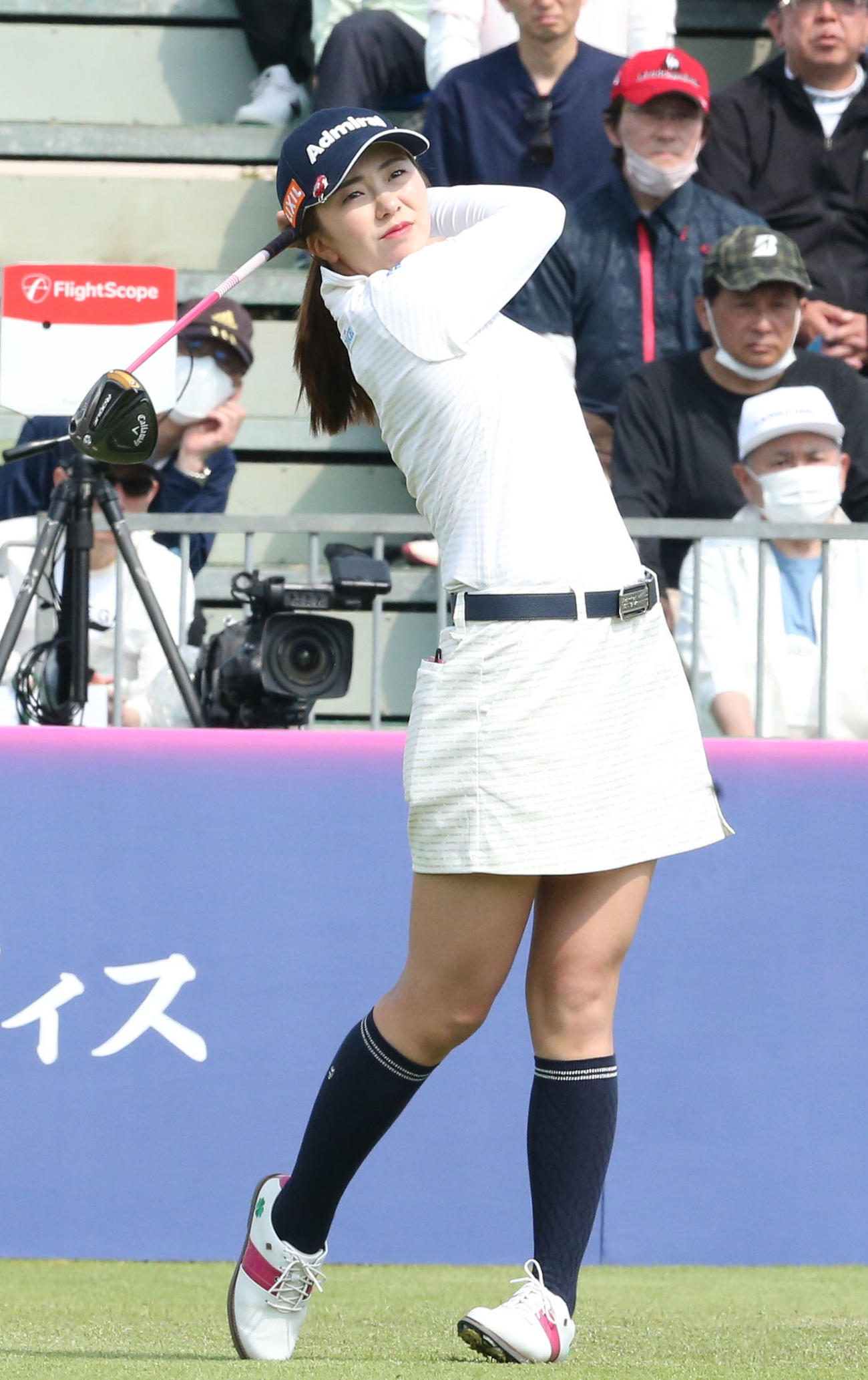 初日　1番、堀琴音はティーショットを放つ（撮影・冨田成美）