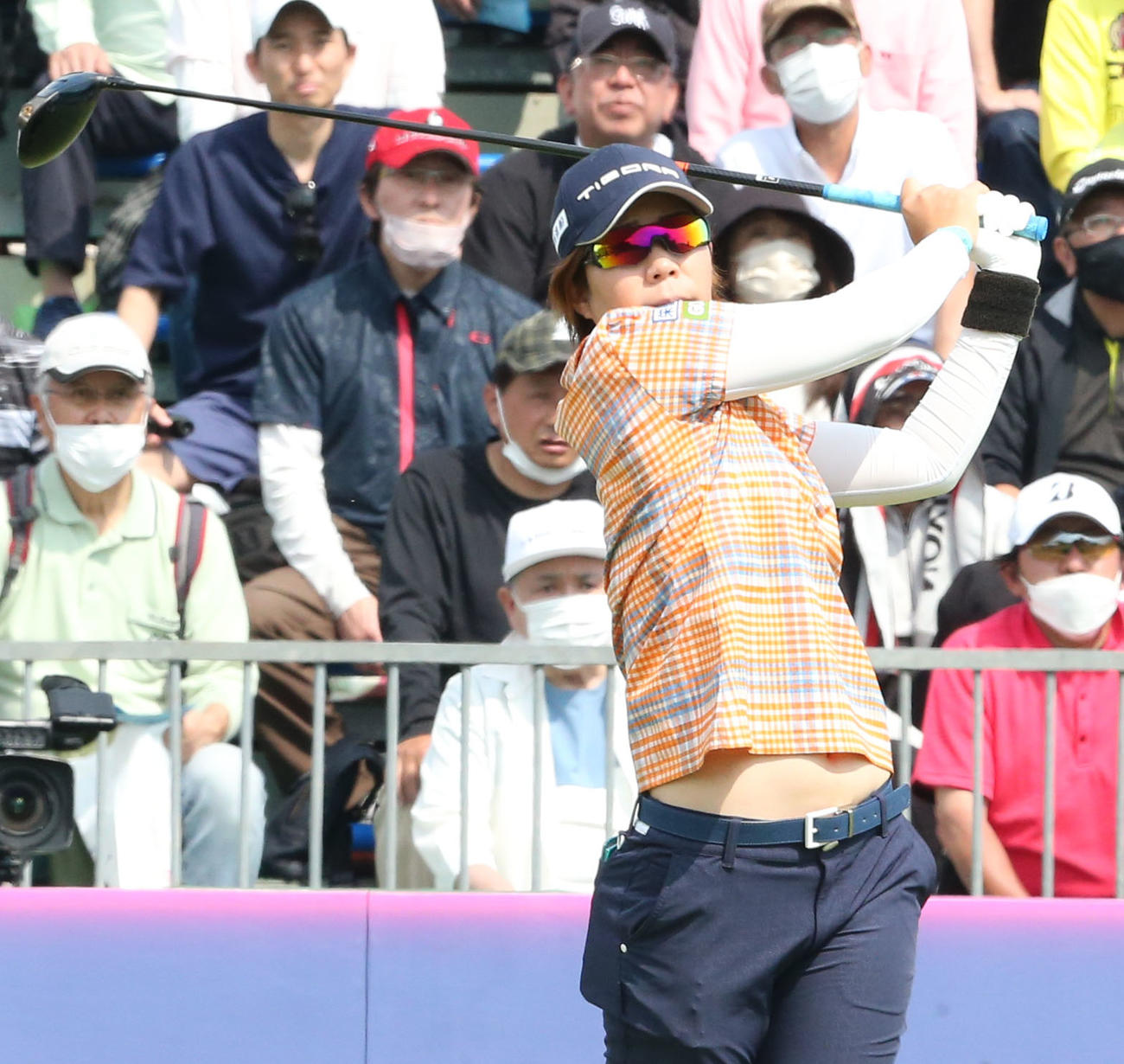 初日　1番、穴井はティーショットを放つ（撮影・冨田成美）