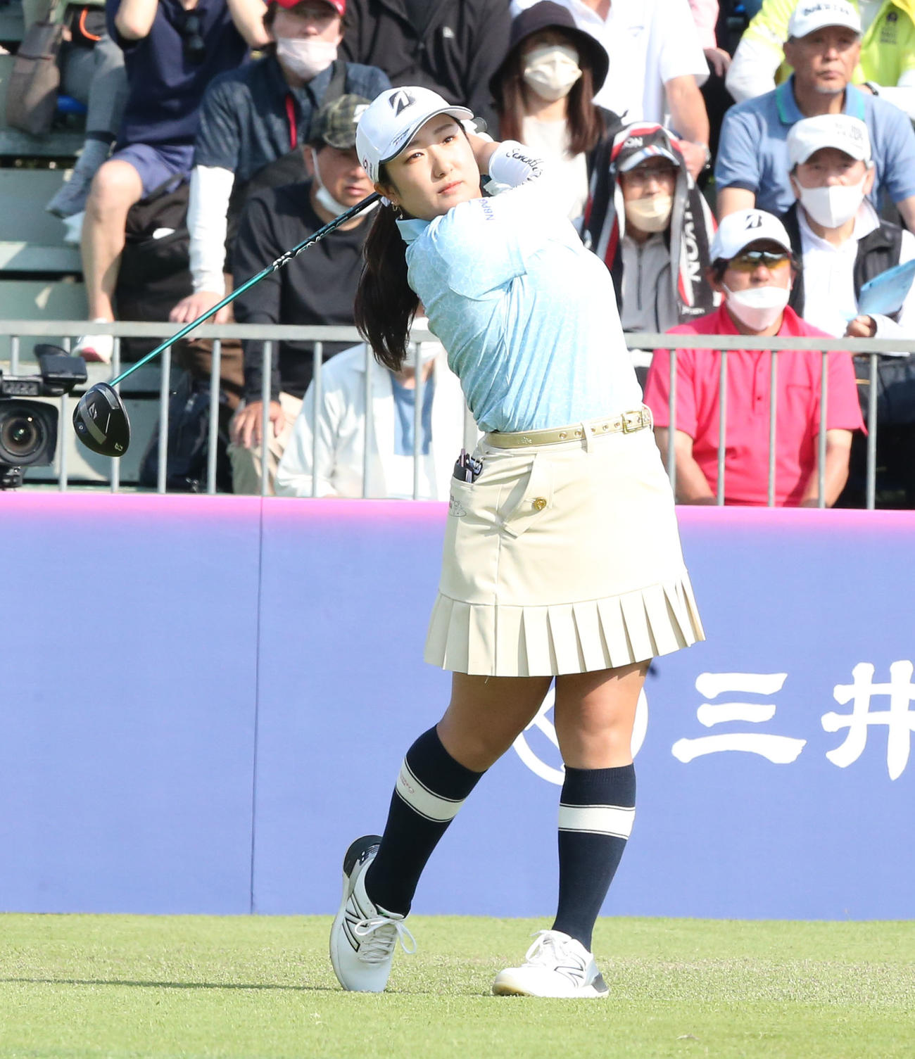 初日　1番、阿部はティーショットを放つ（撮影・冨田成美）