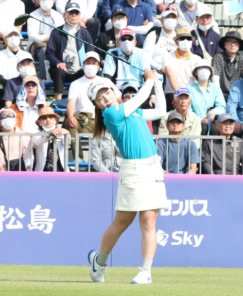 初日 1番、佐久間はティーショットを放つ(撮影・冨田成美)