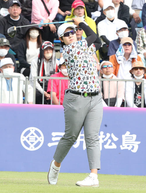 初日 1番、川岸はティーショットを放つ(撮影・冨田成美)