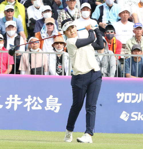 初日 1番、青木はティーショットを放つ(撮影・冨田成美)