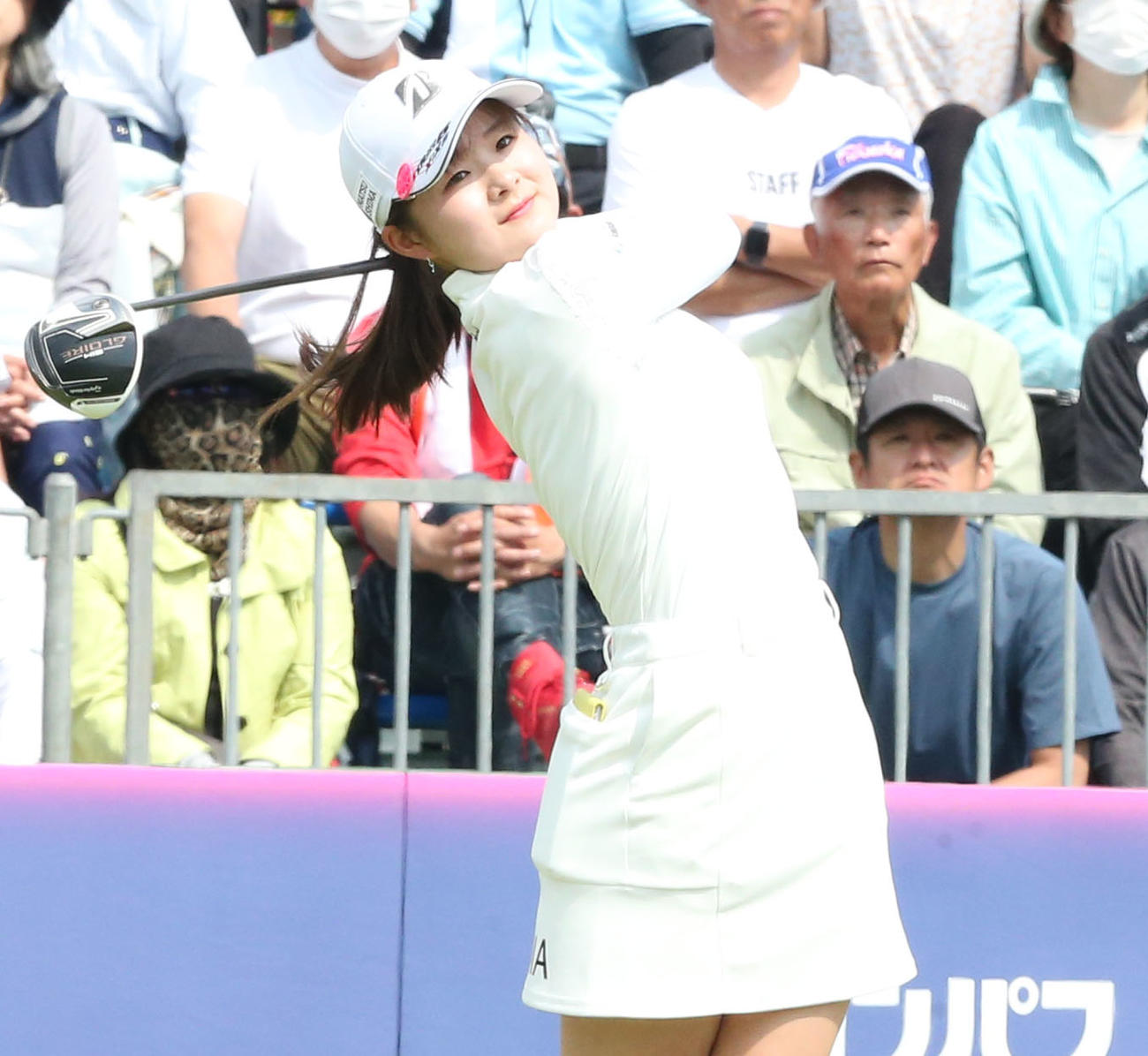 初日　1番、川崎はティーショットを放つ（撮影・冨田成美）