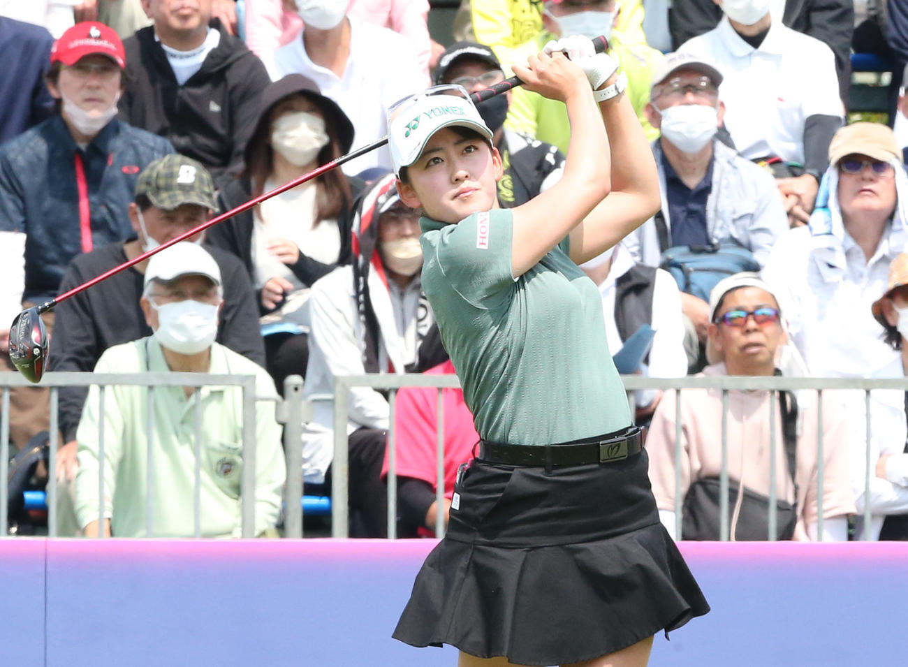 初日　1番、岩田千はティーショットを放つ（撮影・冨田成美）