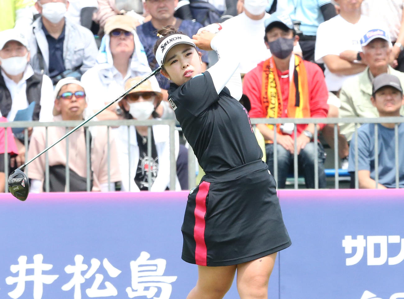 初日　1番、山下はティーショットを放つ（撮影・冨田成美）