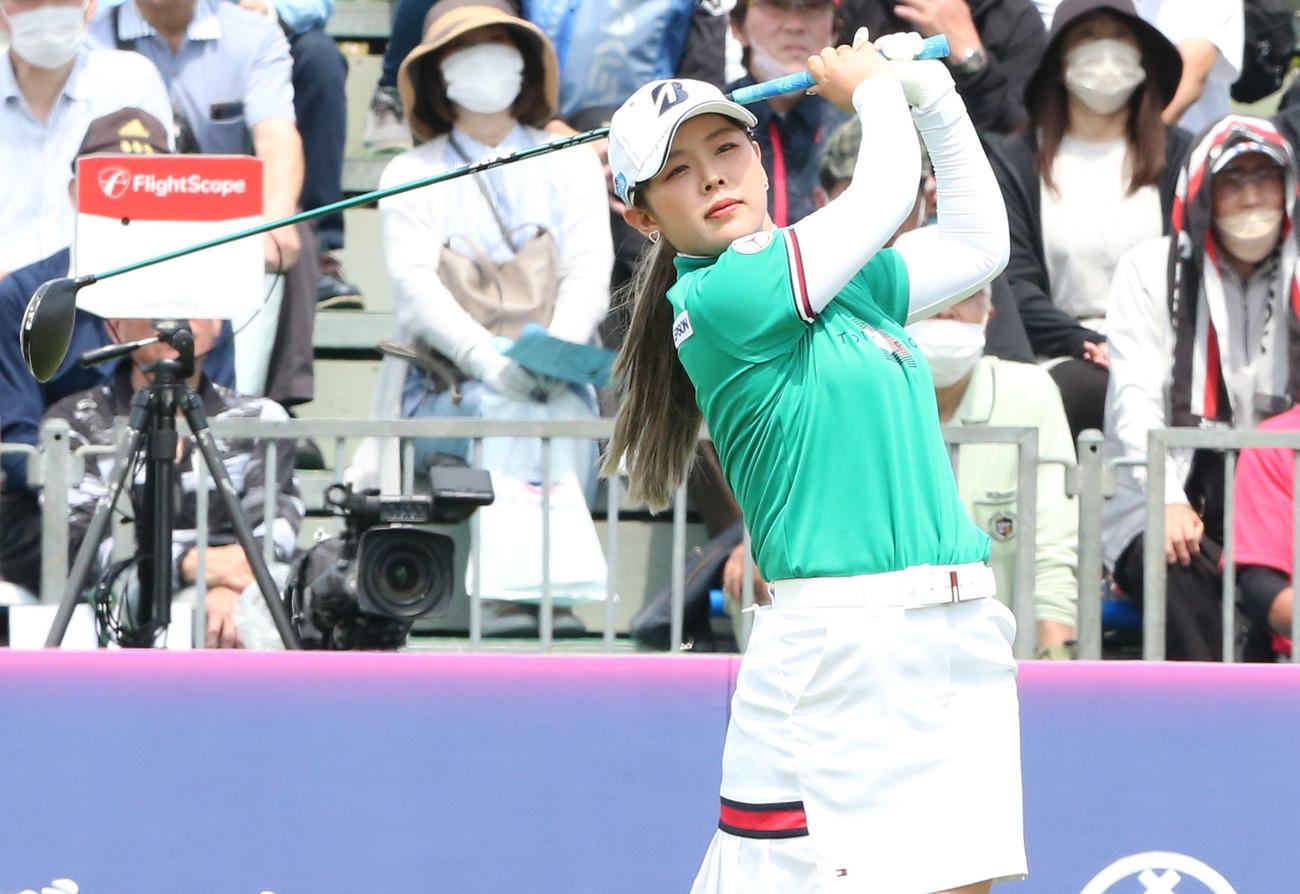 初日　1番、吉田はティーショットを放つ（撮影・冨田成美）