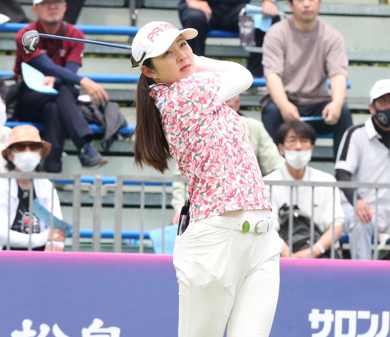 初日　1番、辻利恵はティーショットを放つ（撮影・冨田成美）