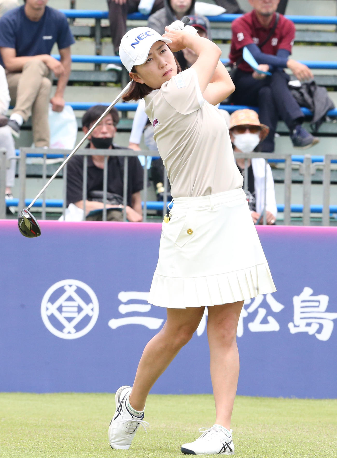 初日　1番、原江はティーショットを放つ（撮影・冨田成美）