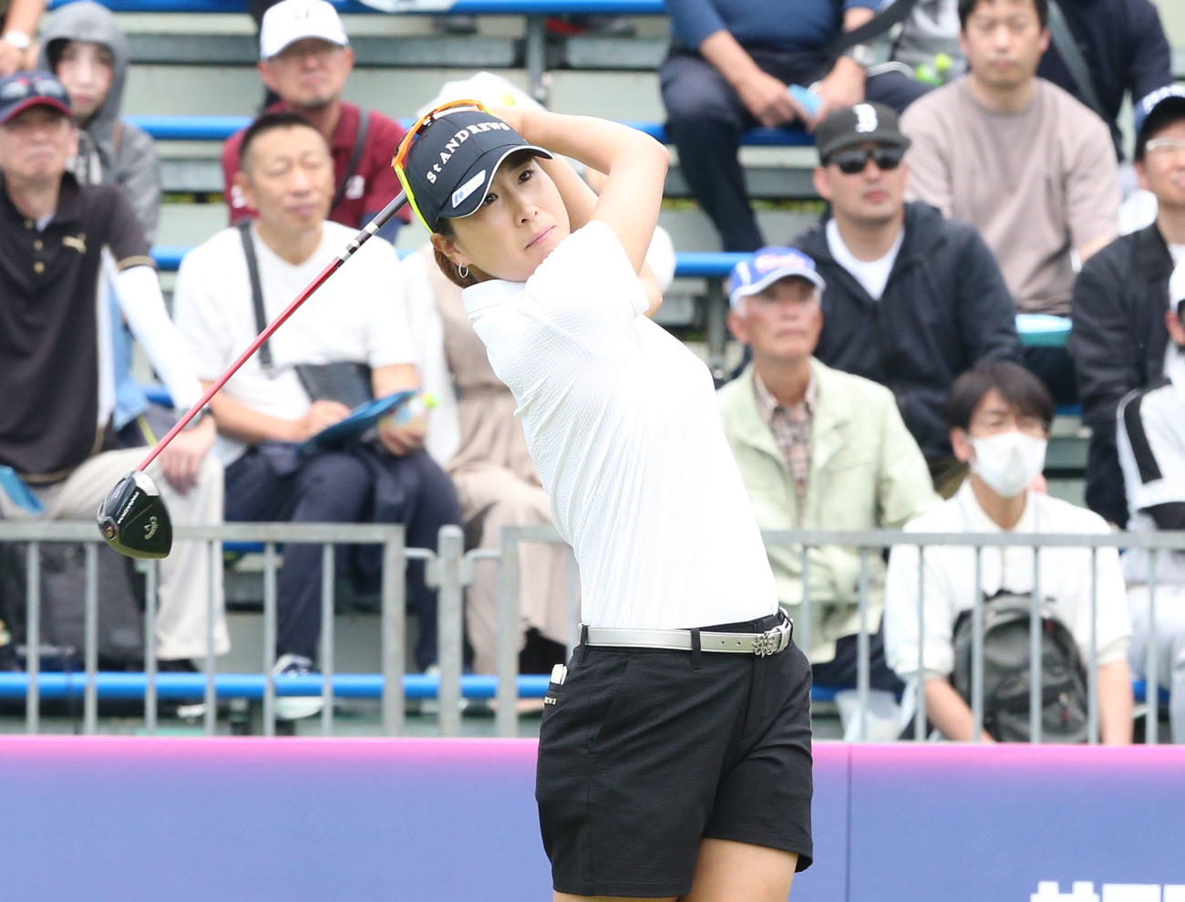 初日　1番、木戸はティーショットを放つ（撮影・冨田成美）