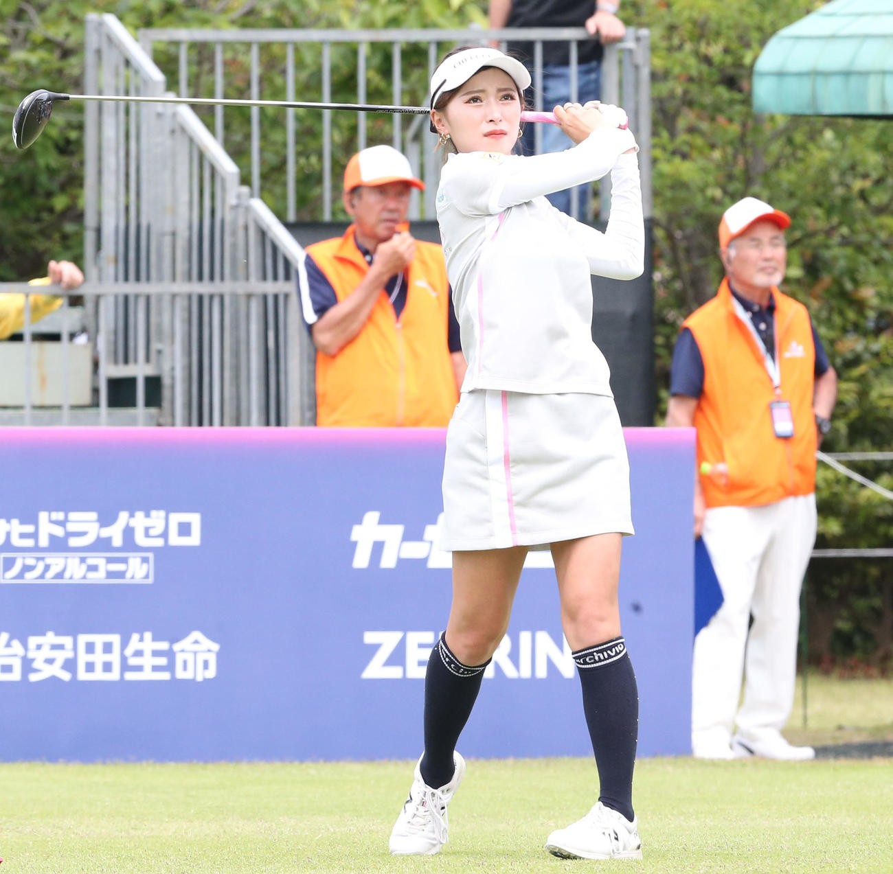初日　1番、臼井はティーショットを放つ（撮影・冨田成美）