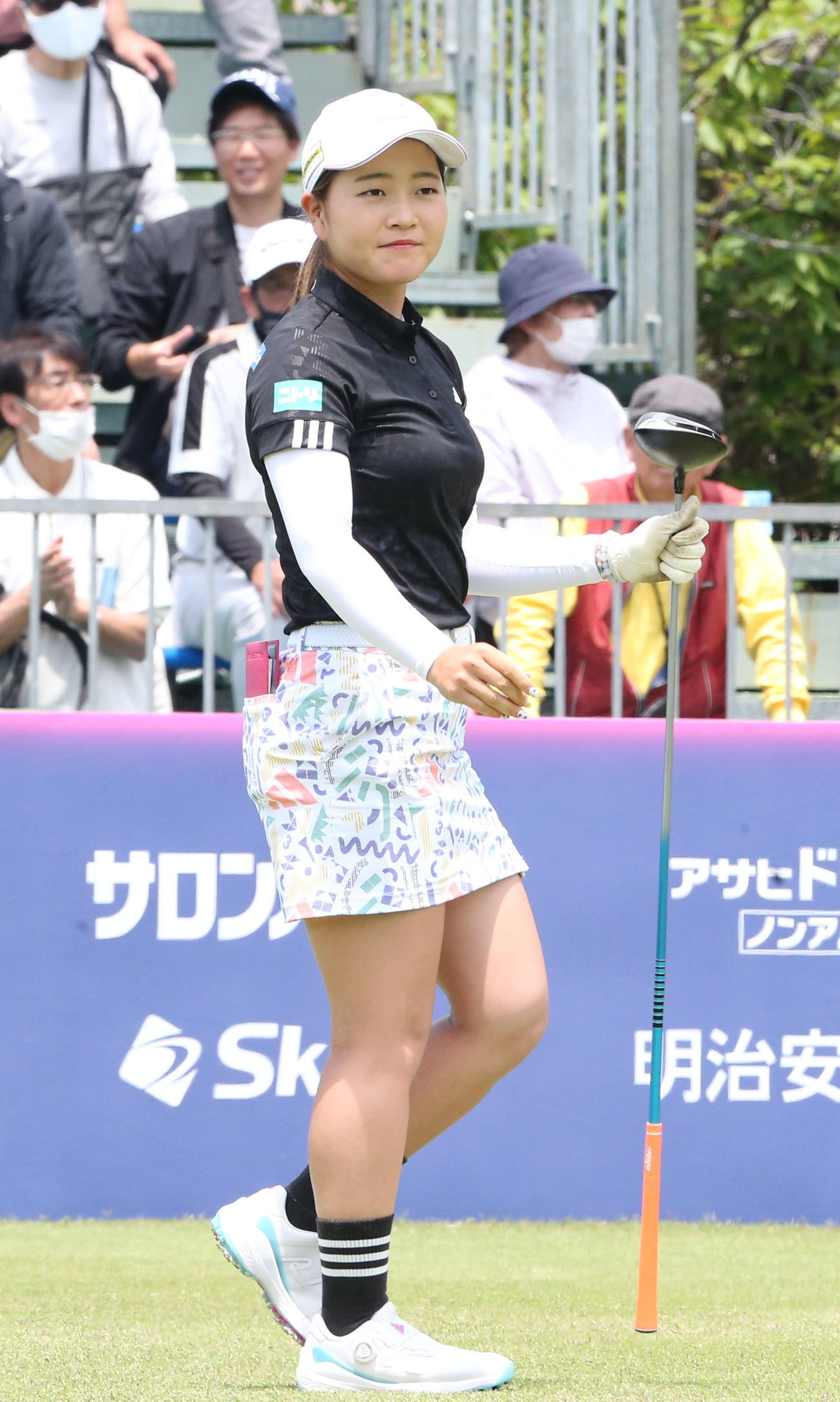 初日　1番、佐藤はティーショットを放ち笑顔で移動する（撮影・冨田成美）