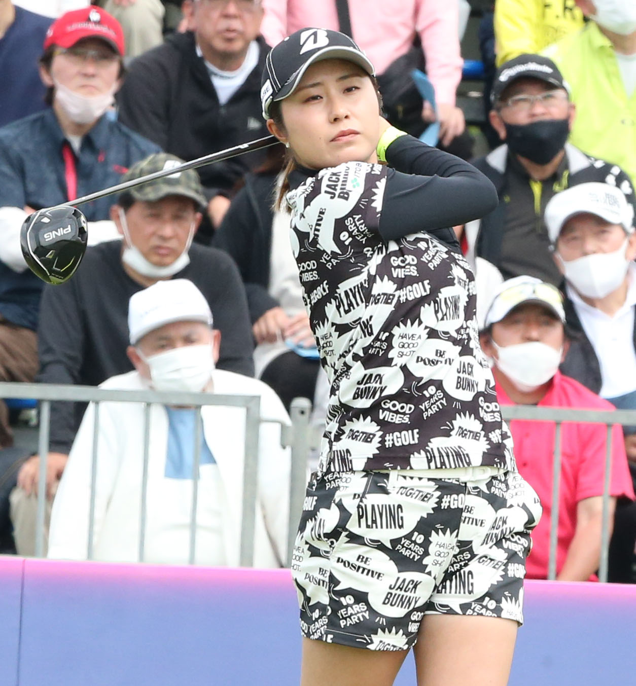 初日　1番、大里はティーショットを放つ（撮影・冨田成美）