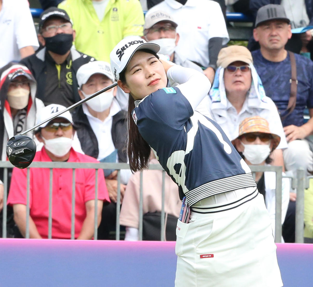 初日　1番、櫻井はティーショットを放つ（撮影・冨田成美）