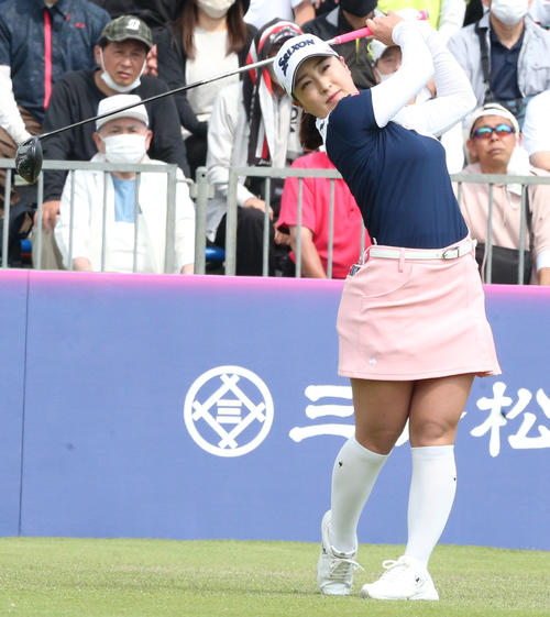 初日　1番、橋添はティーショットを放つ（撮影・冨田成美）
