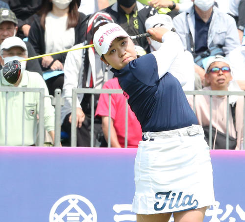初日　1番、池ケ谷はティーショットを放つ（撮影・冨田成美）