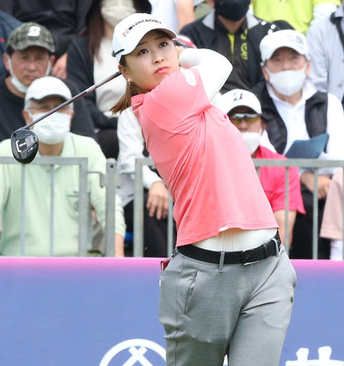 初日　1番、西郷はティーショットを放つ（撮影・冨田成美）