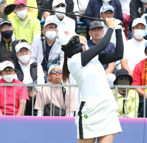 初日　1番、稲見はティーショットを放つ（撮影・冨田成美）
