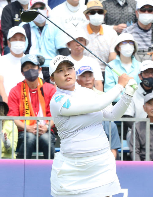初日　1番、鈴木はティーショットを放つ（撮影・冨田成美）