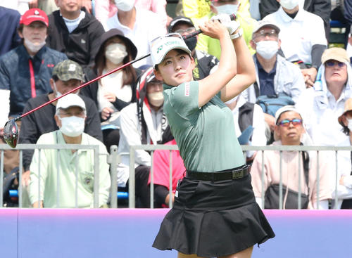 初日　1番、岩田千はティーショットを放つ（撮影・冨田成美）